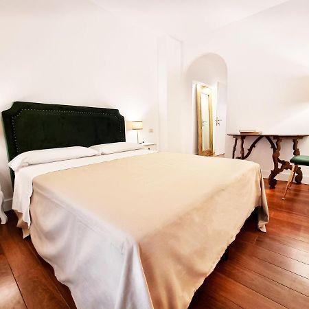 Charme & Chic San Giacomo Рим Экстерьер фото